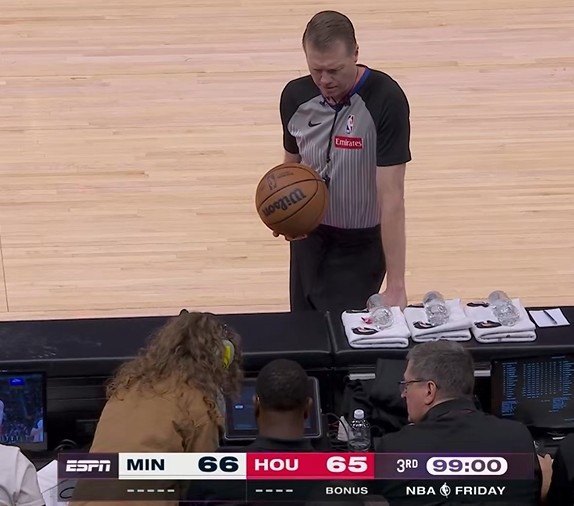 体育直播-决战到天亮？火狼第三节丰田中心计时器出问题 时间还剩99分钟！